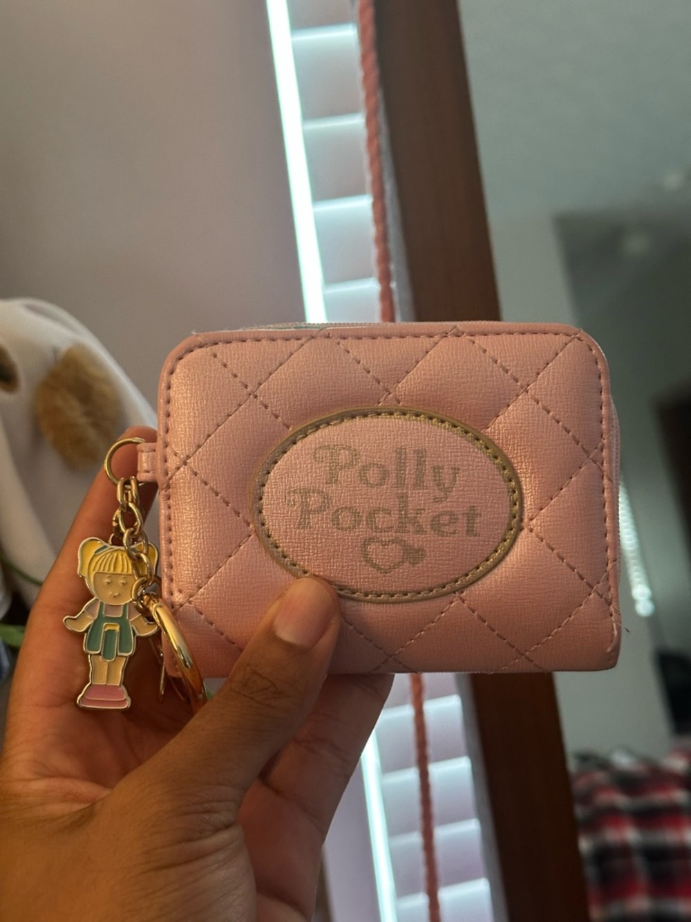 Polly Pocket pink wallet with keychain 
In good condition 
Photos of flaws shown